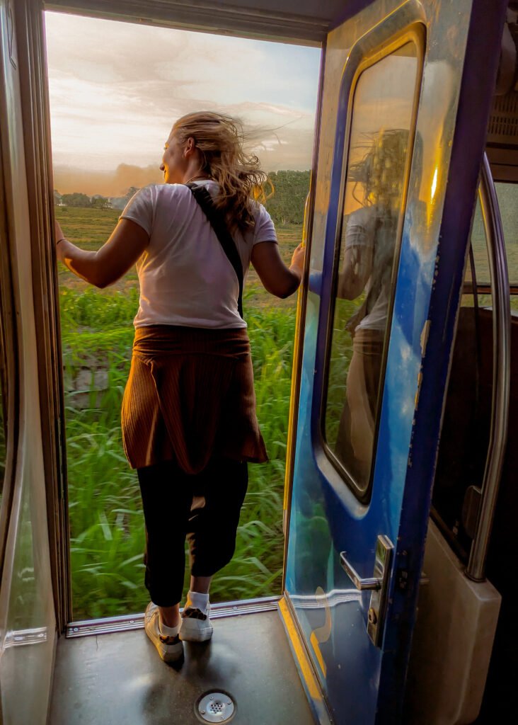 Ragazza su un treno verso Jaffna, Sri Lanka